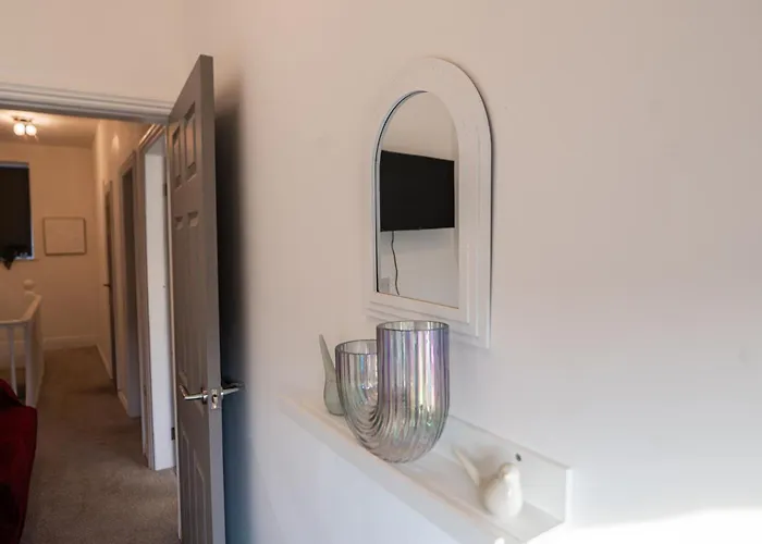 House - Sleeps 7 - Parking - Garden - Near Stn Манчестер