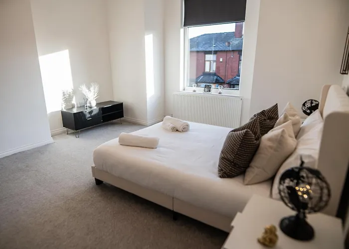 House - Sleeps 7 - Parking - Garden - Near Stn *