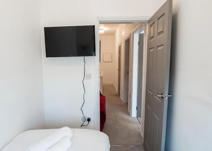 House - Sleeps 7 - Parking - Garden - Near Stn *