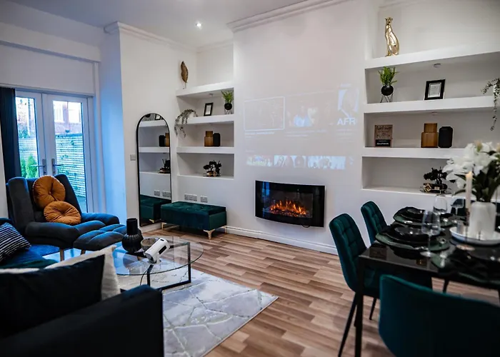 House - Sleeps 7 - Parking - Garden - Near Stn Дом отдыха