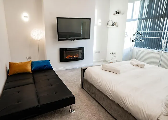 House - Sleeps 7 - Parking - Garden - Near Stn Дом отдыха Манчестер