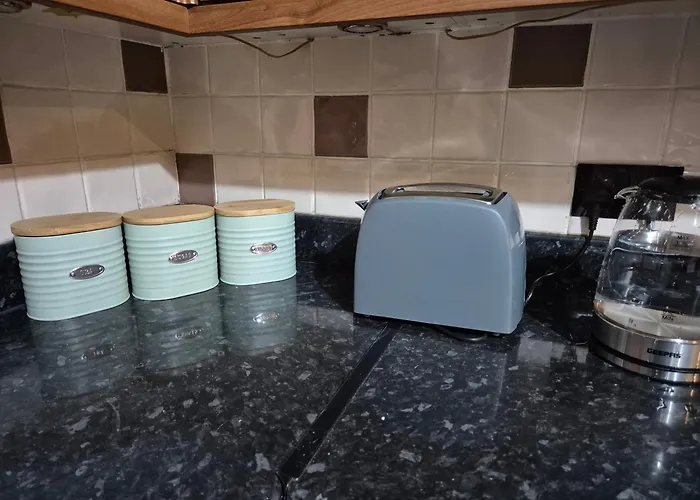 The Reddish Retreat * مانشستر