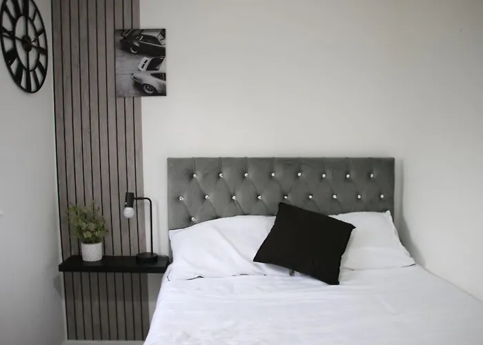 Modern Townhouse-free Parking-pool Table *