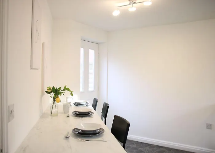 Holiday home Modern Townhouse-free Parking-pool Table *