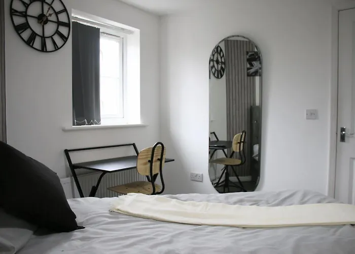 Modern Townhouse-free Parking-pool Table * Manchester