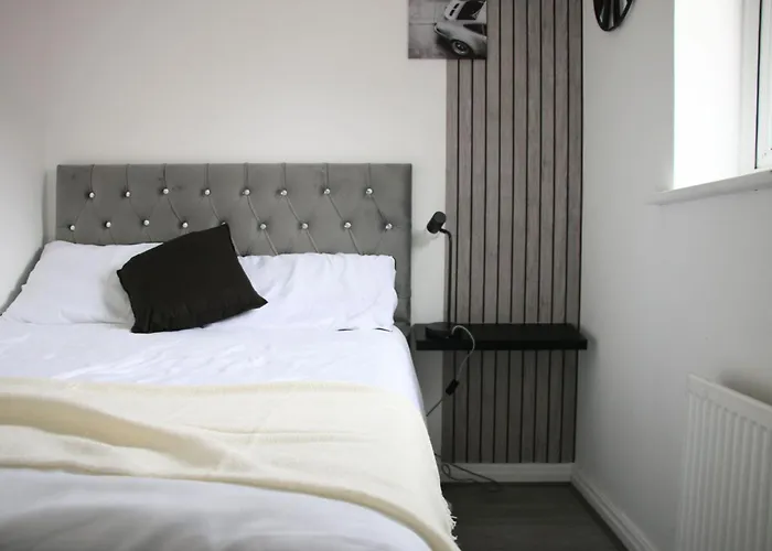 Modern Townhouse-free Parking-pool Table Holiday home Manchester