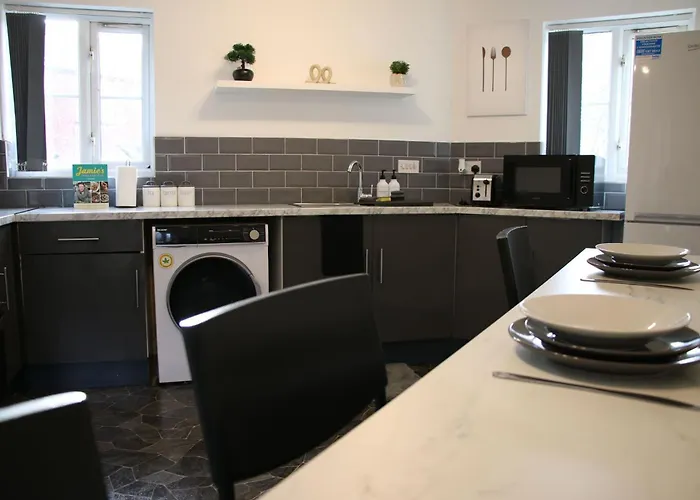 Modern Townhouse-free Parking-pool Table *