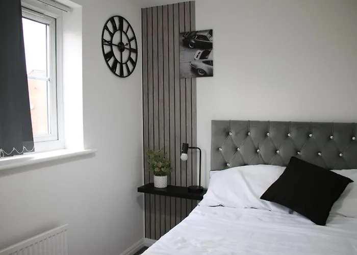 Modern Townhouse-free Parking-pool Table * Manchester