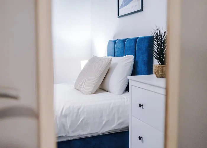 Modern 3-bed , Sleeps 7, Free Parking & Close To Centre Vakantiehuis