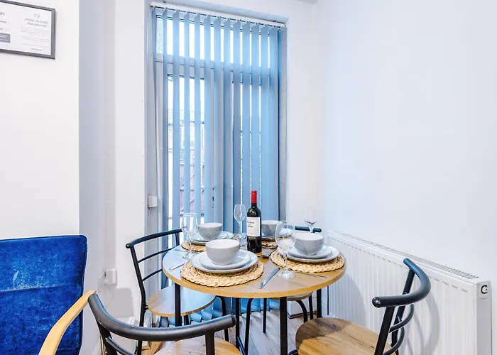 Modern 3-bed , Sleeps 7, Free Parking & Close To Centre * Manchester