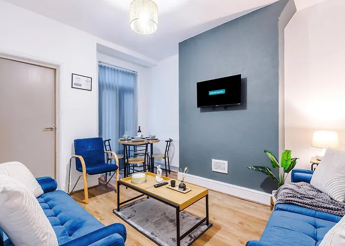 Modern 3-bed , Sleeps 7, Free Parking & Close To Centre