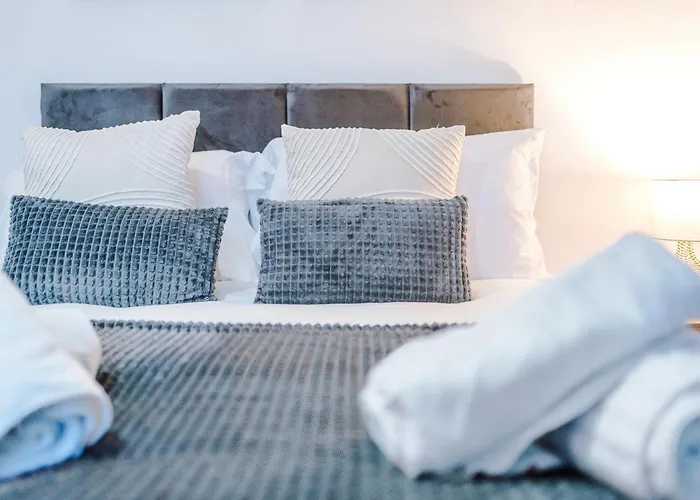 Modern 3-bed , Sleeps 7, Free Parking & Close To Centre Vakantiehuis