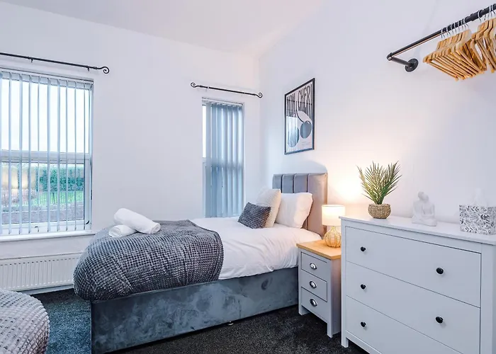 Modern 3-bed , Sleeps 7, Free Parking & Close To Centre Vakantiehuis Manchester