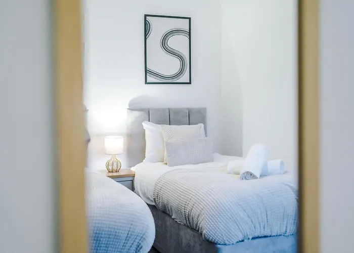 Modern 3-bed , Sleeps 7, Free Parking & Close To Centre Vakantiehuis *