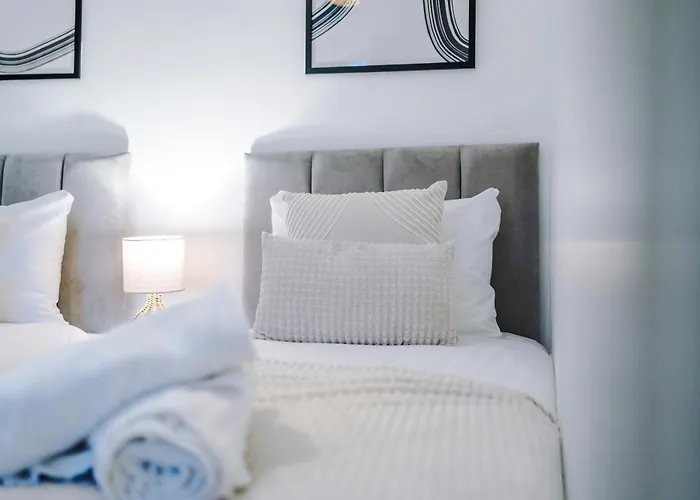 Vakantiehuis Modern 3-bed , Sleeps 7, Free Parking & Close To Centre