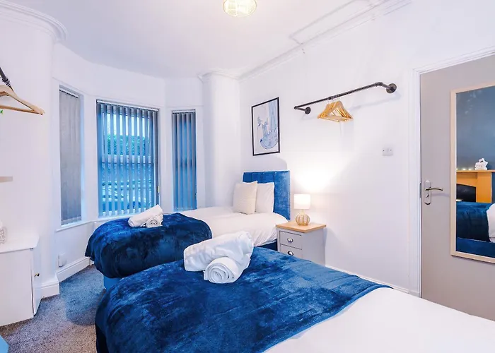 Modern 3-bed , Sleeps 7, Free Parking & Close To Centre * Manchester