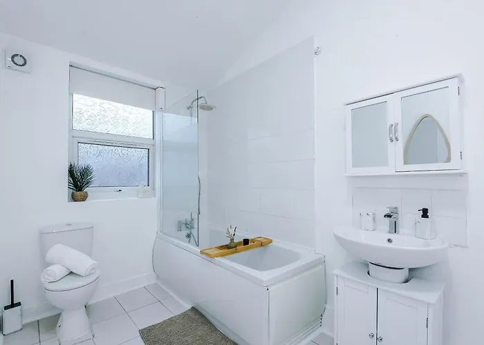 Modern 3-bed , Sleeps 7, Free Parking & Close To Centre Vakantiehuis *