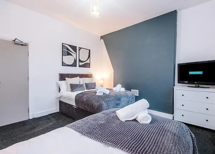 Modern 3-bed , Sleeps 7, Free Parking & Close To Centre