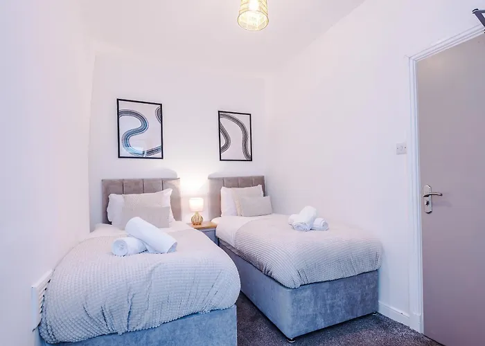 Vakantiehuis Modern 3-bed , Sleeps 7, Free Parking & Close To Centre