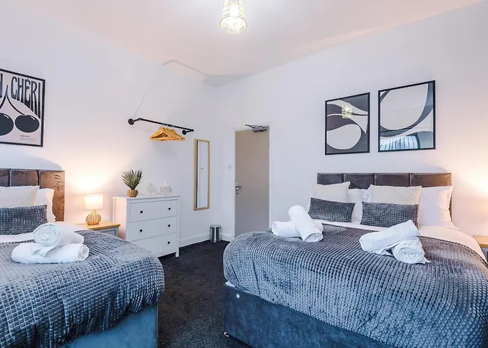 Modern 3-bed , Sleeps 7, Free Parking & Close To Centre Vakantiehuis