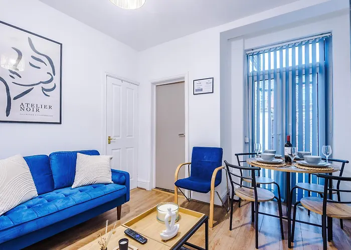 Modern 3-bed , Sleeps 7, Free Parking & Close To Centre * Manchester
