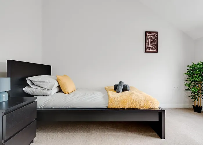 Four Bedroom By Brookland Serviced Short Lets With Free Wifi *