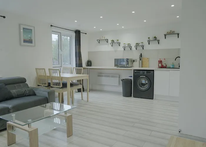 Lovely Modern 2 Bed Flat With Parking, Close To Centre *