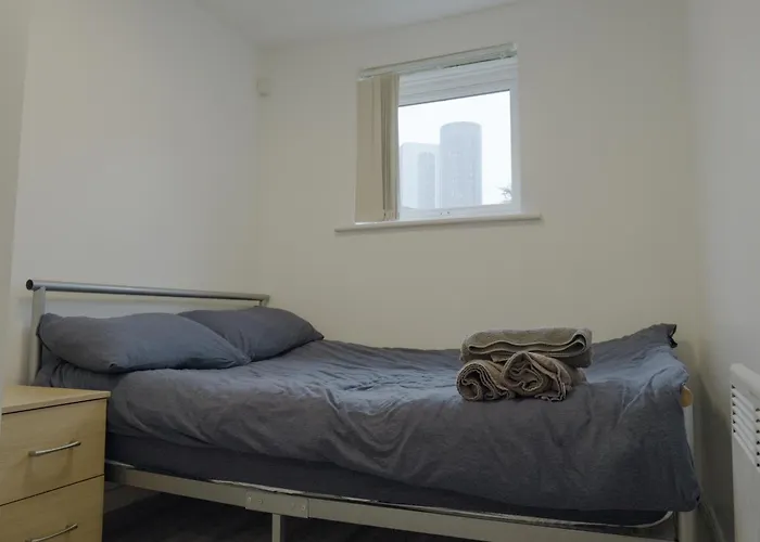 Lovely Modern 2 Bed Flat With Parking, Close To Centre