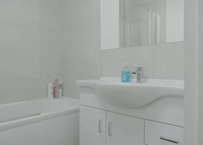 Lovely Modern 2 Bed Flat With Parking, Close To Centre 아파트 *