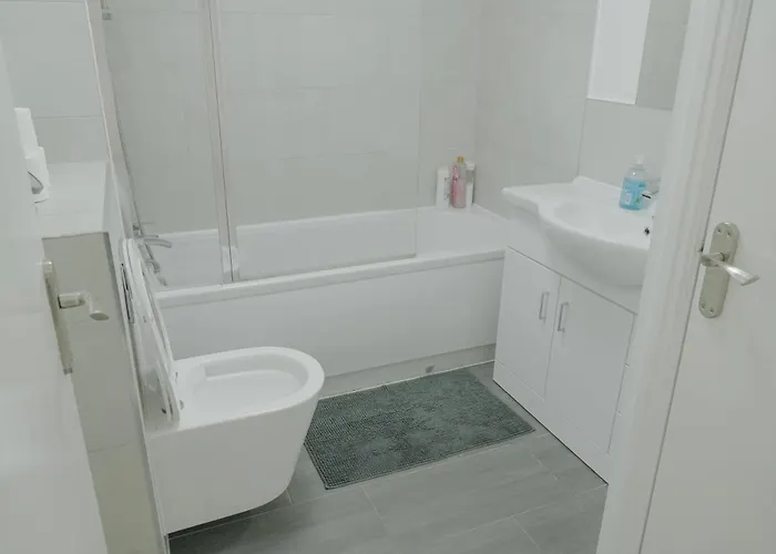 아파트 Lovely Modern 2 Bed Flat With Parking, Close To Centre *