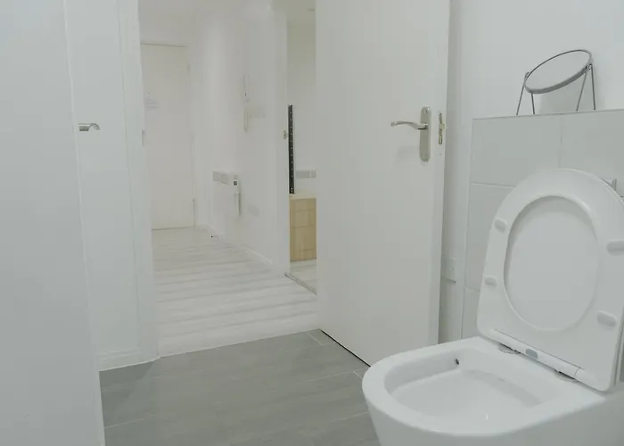 Lovely Modern 2 Bed Flat With Parking, Close To Centre 아파트 *