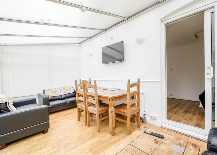 5-bedroom In Trendy Dibsbury Area With Parking Manchester