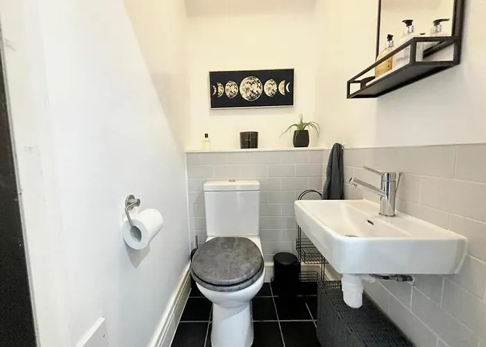 Jessup Worsley Village مانشستر