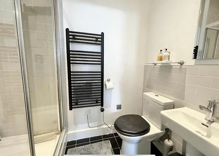 Jessup Worsley Village مانشستر