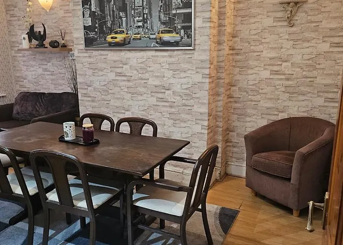 Go Big ! Entire Cozy House For Max 8 People Near Center Prázdninový dům