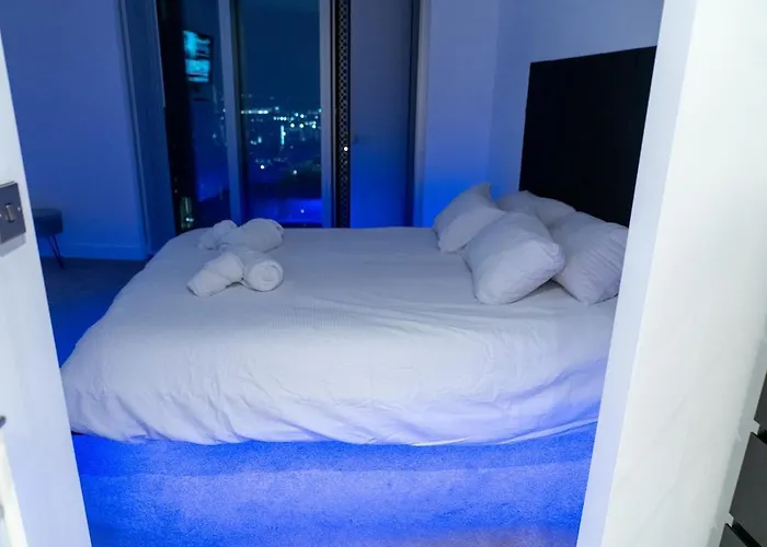 Luxury 2 Bed Penthouse With Stunning Views In Centre *