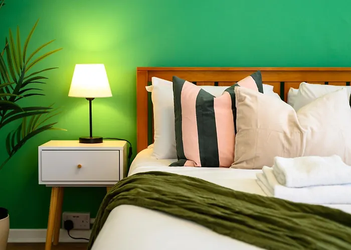 Stylish Modern - Perfect For Work, Leisure & Stadium Visits With Parking *