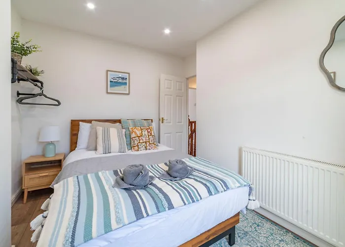 Beautiful Three Bedroom House - Escape Manchester