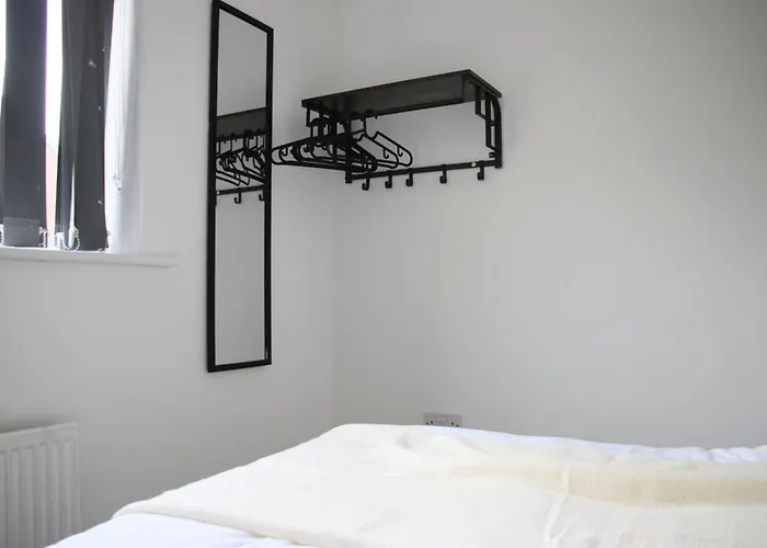 3 Bedroom House Close To Centre Free Parking 펜션 *