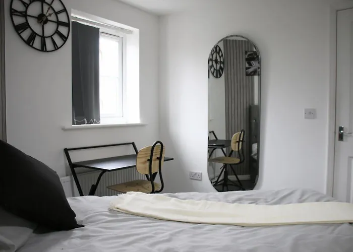 펜션 3 Bedroom House Close To Centre Free Parking *