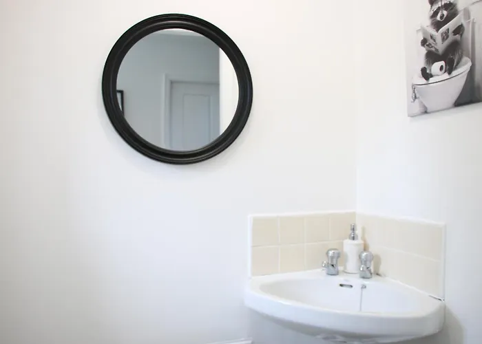 3 Bedroom House Close To Centre Free Parking 펜션