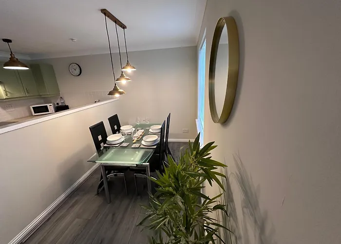 Modern 2-bedroom Near With Free Parking * مانشستر