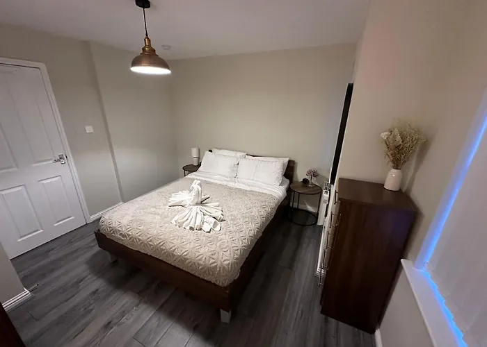 شقة Modern 2-bedroom Near With Free Parking مانشستر