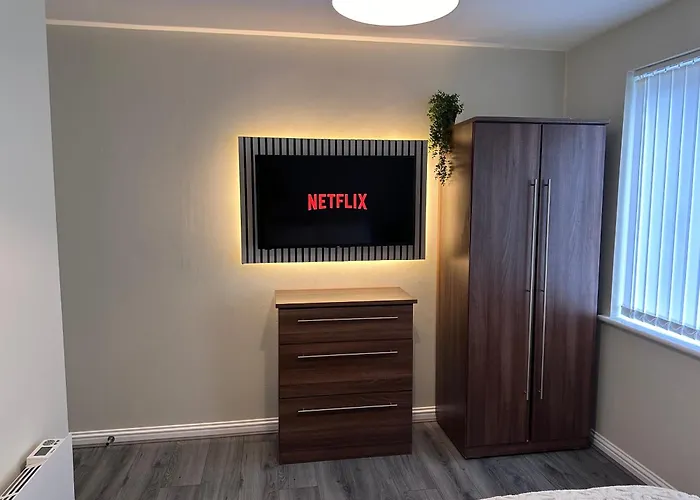 Modern 2-bedroom Near With Free Parking * مانشستر