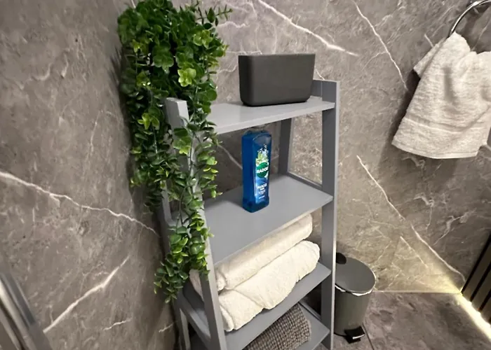 Modern 2-bedroom Near With Free Parking شقة *