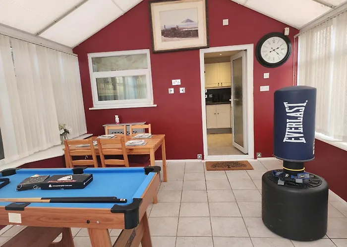 My -2 Bed House-free Parking Nyaraló