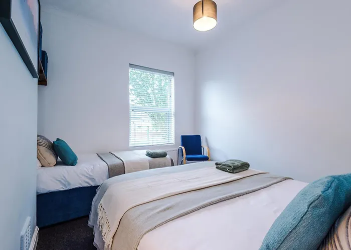 Casa de Férias Modern 3-bed House In Manchester, Ideal For Long Stays, Free Parking, Centre - Sleeps Upto 8 People