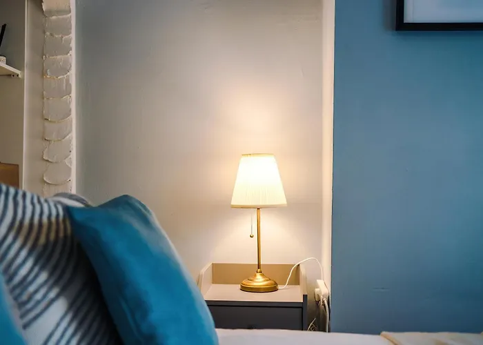 Casa de Férias Modern 3-bed House In Manchester, Ideal For Long Stays, Free Parking, Centre - Sleeps Upto 8 People *