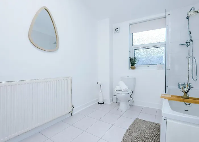 Modern 3-bed , Sleeps 7, Free Parking & Close To Centre