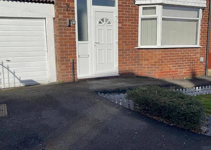 Housesleeps9-fireplace-garden-bbq-tv *